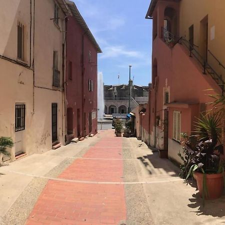 Between The Roofs Of Menton Old Town And The Sea Exterior photo