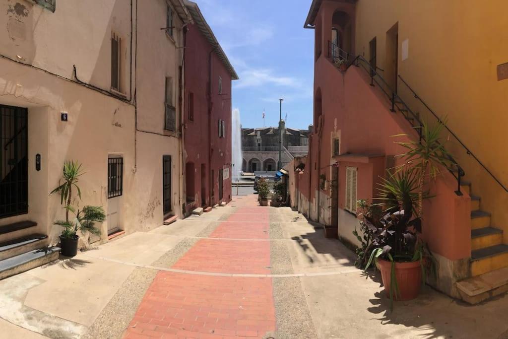 Between The Roofs Of Menton Old Town And The Sea Exterior photo