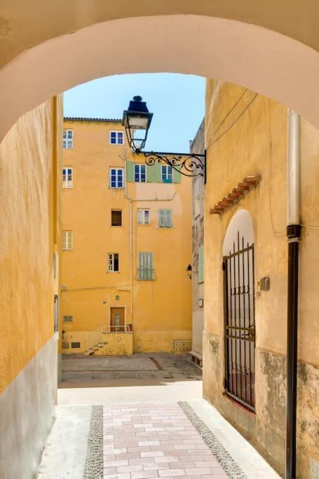 Between The Roofs Of Menton Old Town And The Sea Exterior photo